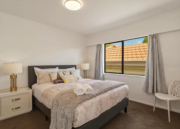 Retreat-spacious 4 Bedroom *